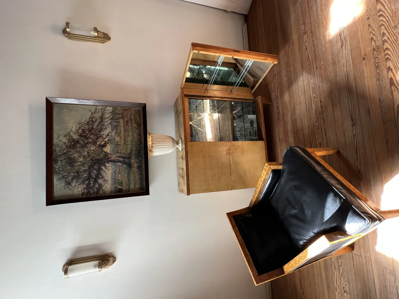 Antigua cerámica clásica sobre una mesa, en un entorno acogedor con una silla moderna.