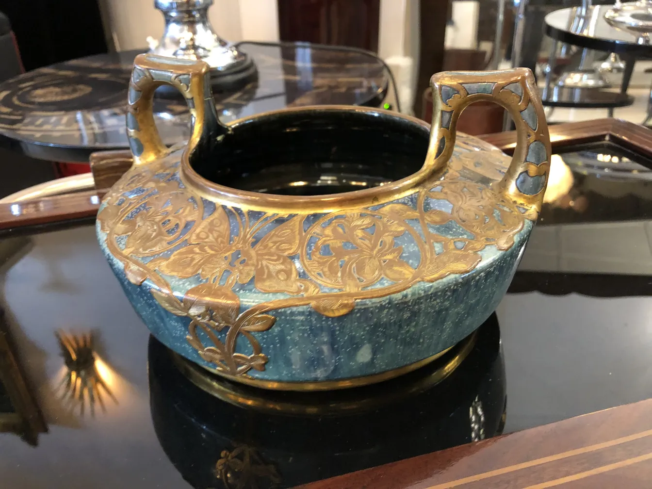 金色のデザインと取っ手のついた古代青い陶器