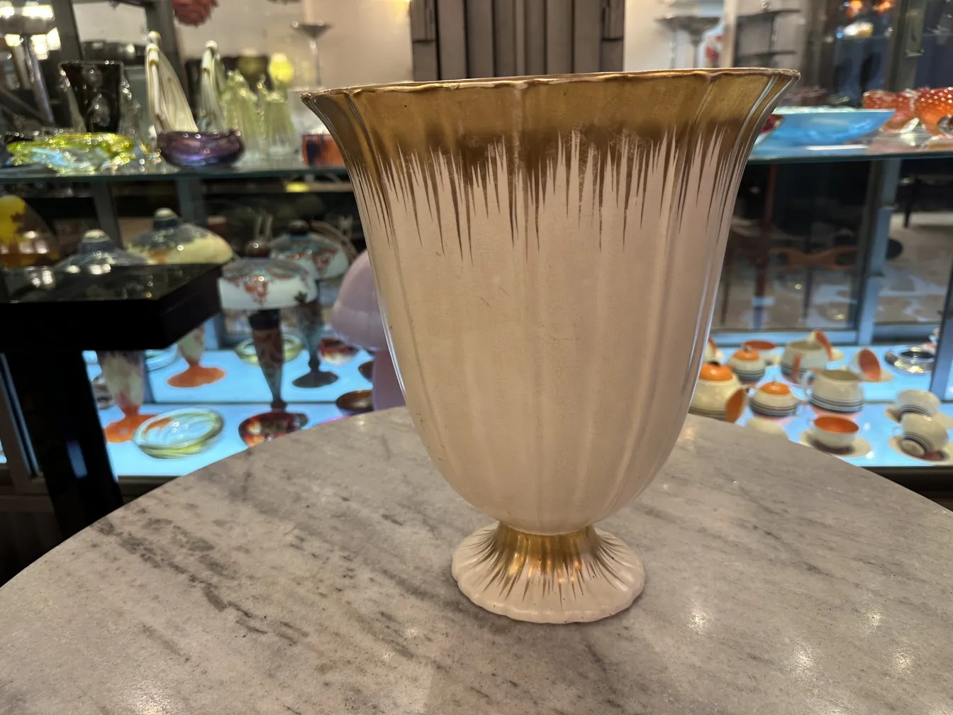 Vase en céramique ancienne avec base dorée et détails décoratifs