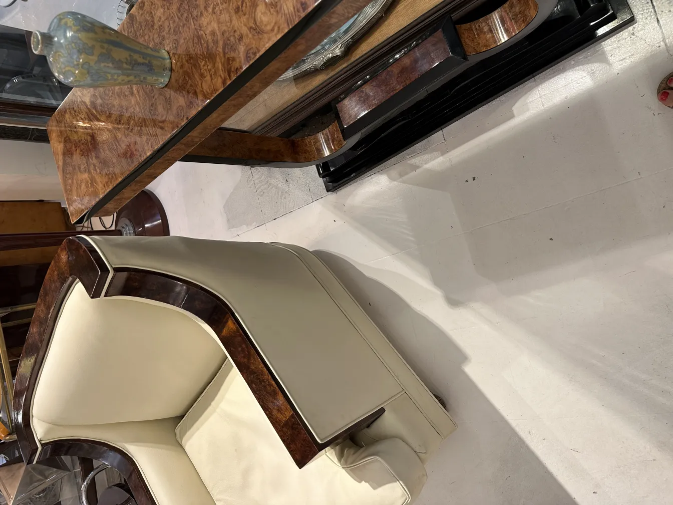 antiker Keramikausläufer auf einem eleganten Tisch