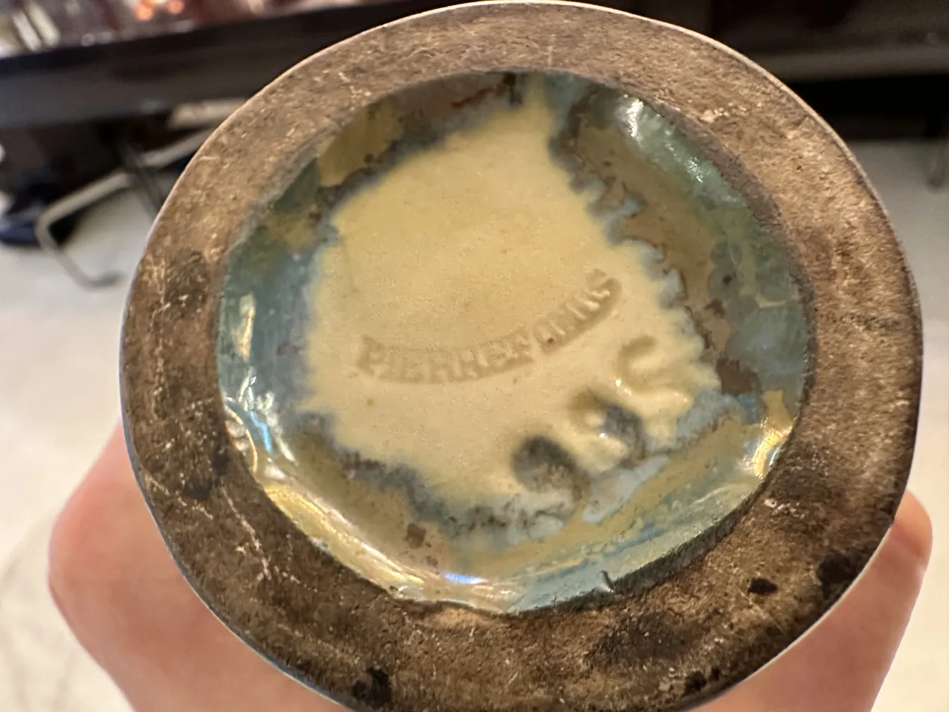 파란색과 베이지색 세부 사항이 있는 고대 도자기의 바닥.