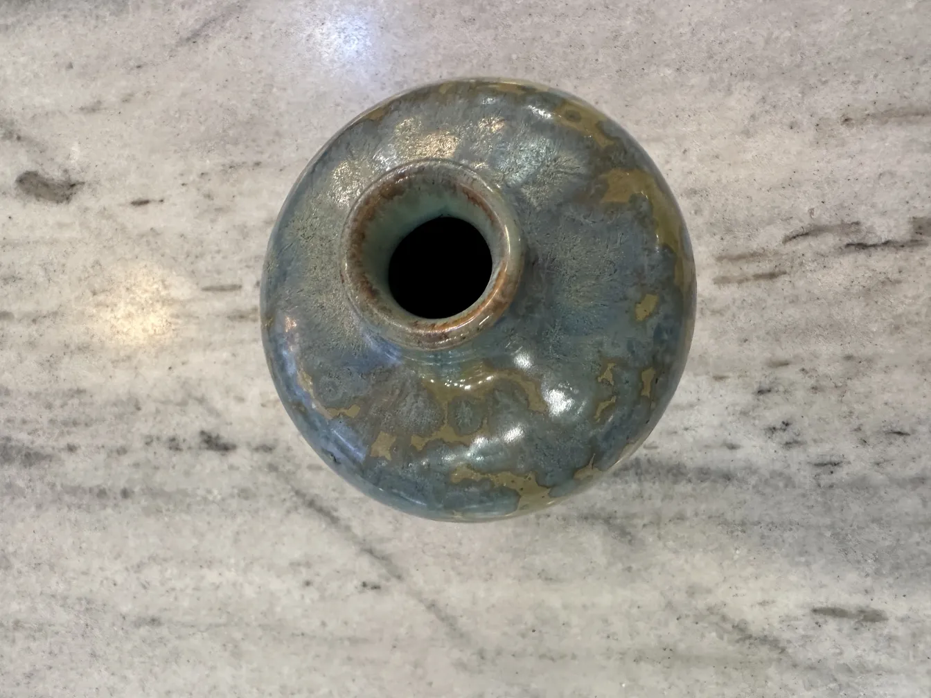 Старая голубая керамика круглой формы с отверстием