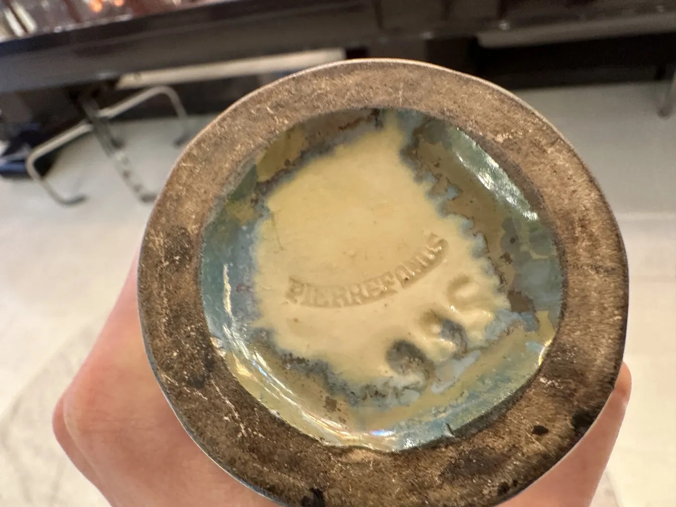 青と黄色のディテールがある古い陶器の底