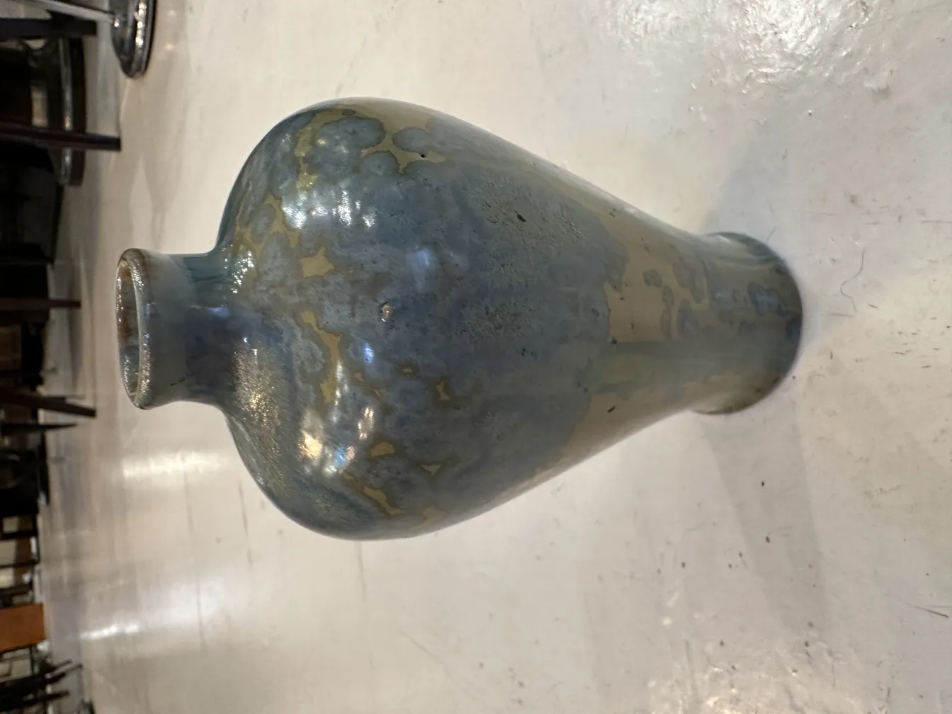 青い仕上げの古い陶器装飾。