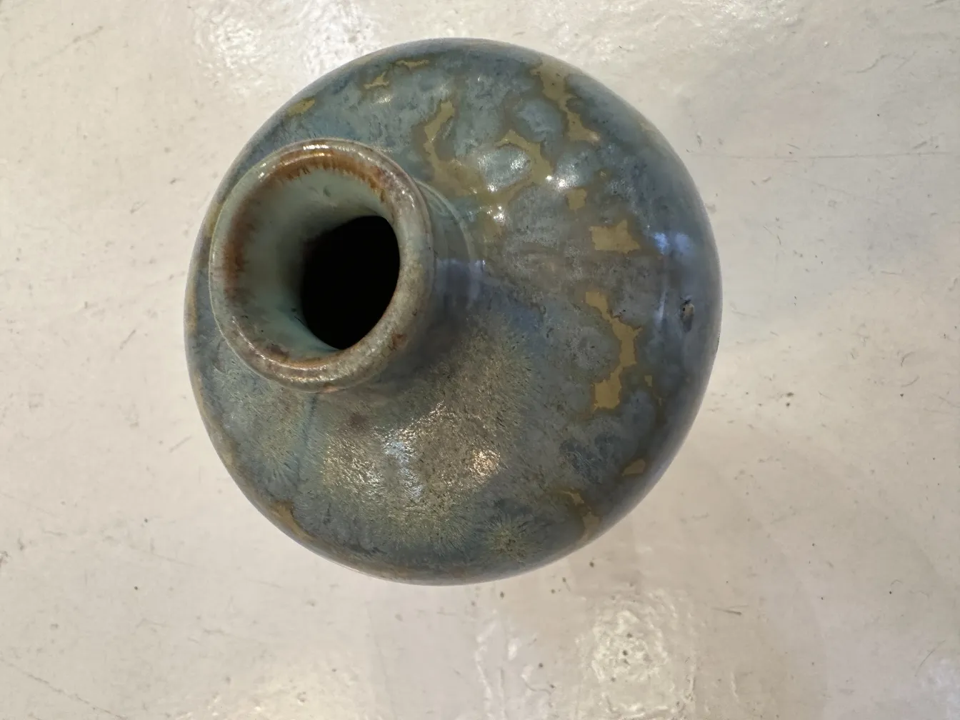 jarrón de cerámica antigua con diseño azul y beige
