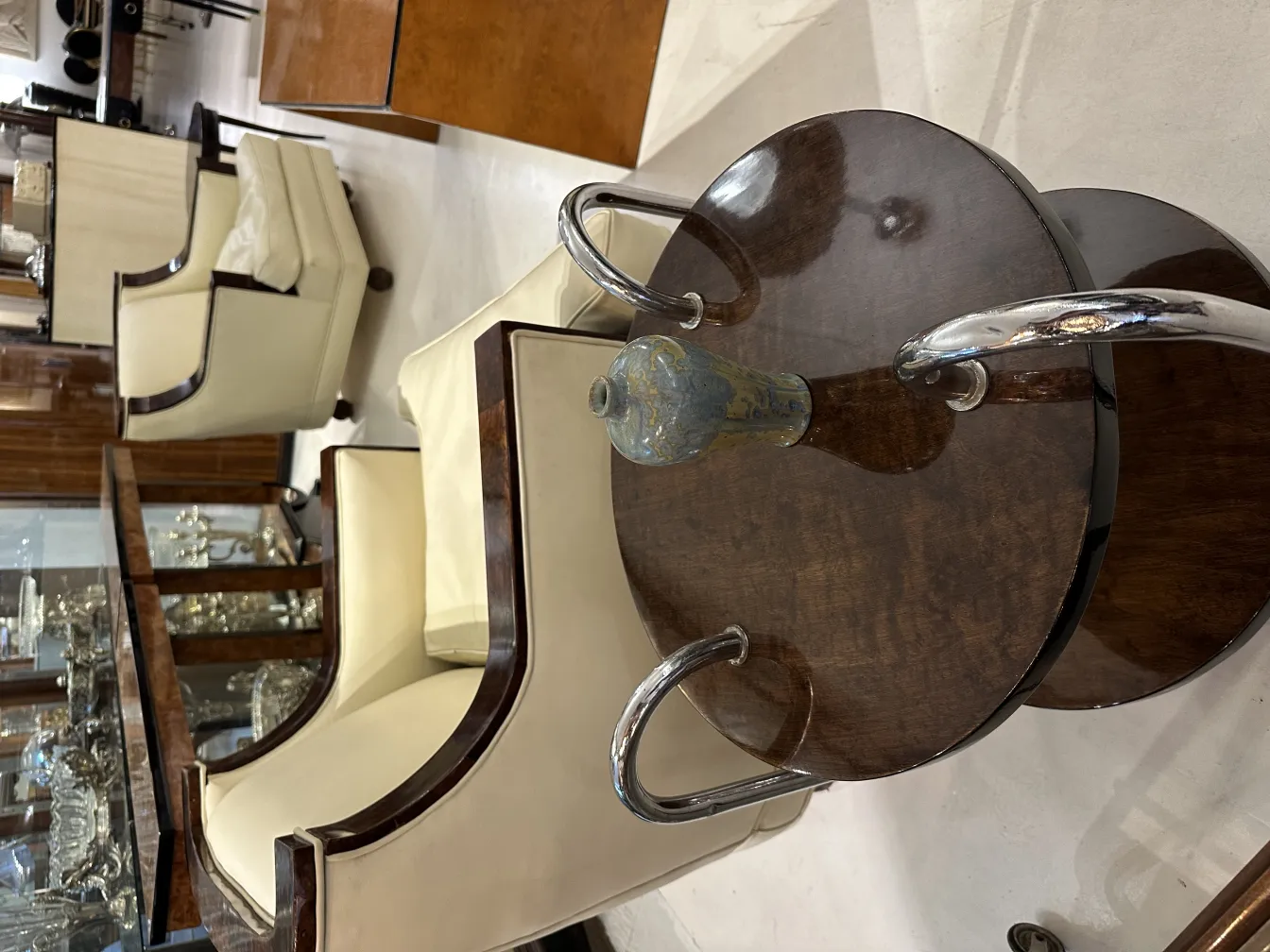 Vase ancien en céramique sur une table décorative, cadre élégant.