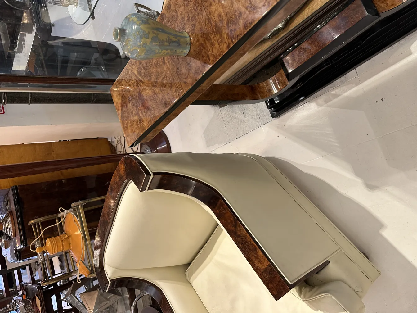 antike dekorative Keramikvase mit lebendigen Designs, eleganter Hintergrund