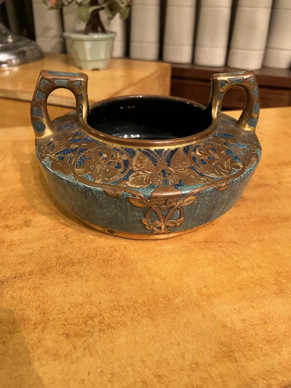 ceramica decorativa antica con dettagli intricati