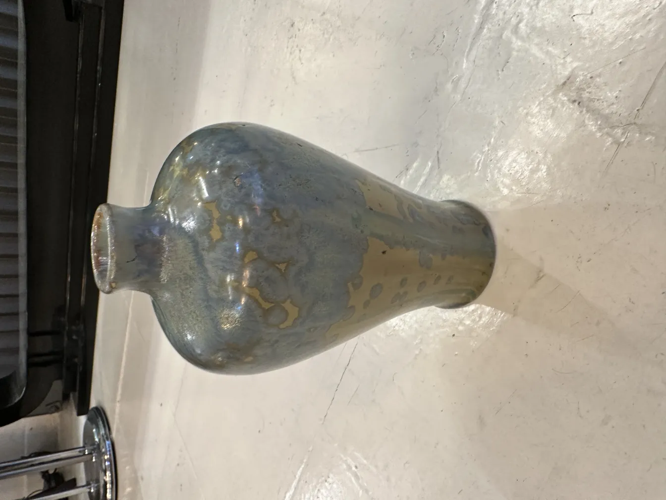 古董花瓶，具有金属色彩的装饰图案