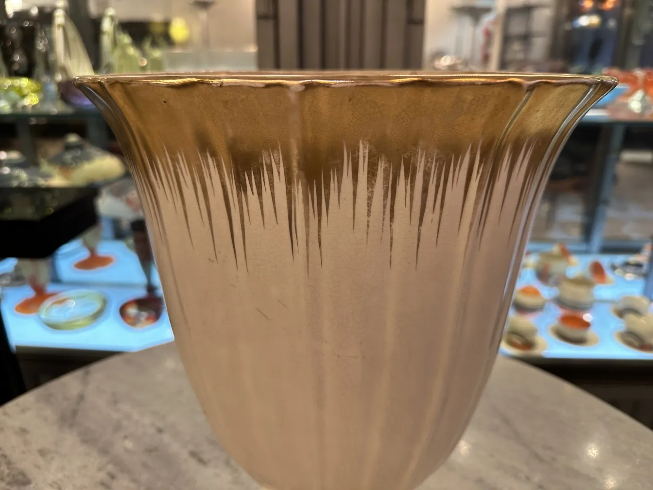 Antiker Keramikvasen mit goldenen Details und Mustern