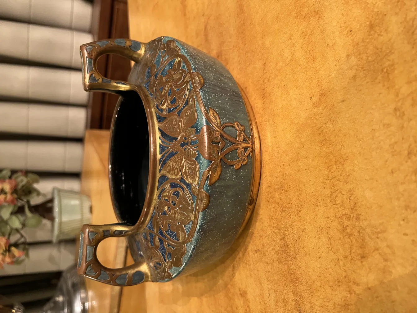 古董装饰陶瓷，带有金色和蓝色细节，背景为深色