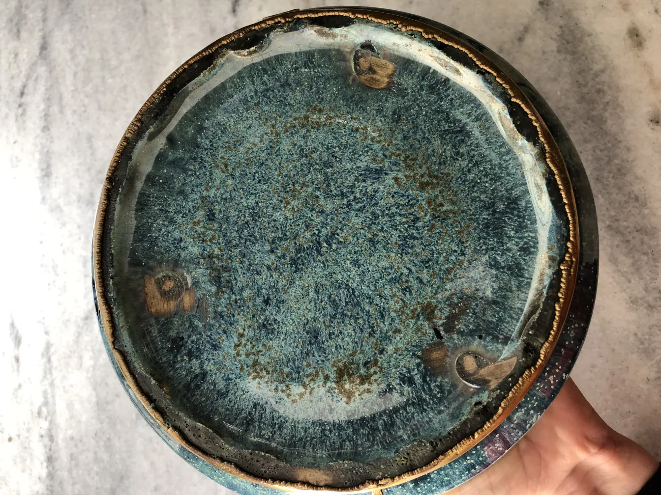 cerâmica antiga com acabamento verde e dourado, detalhe na borda