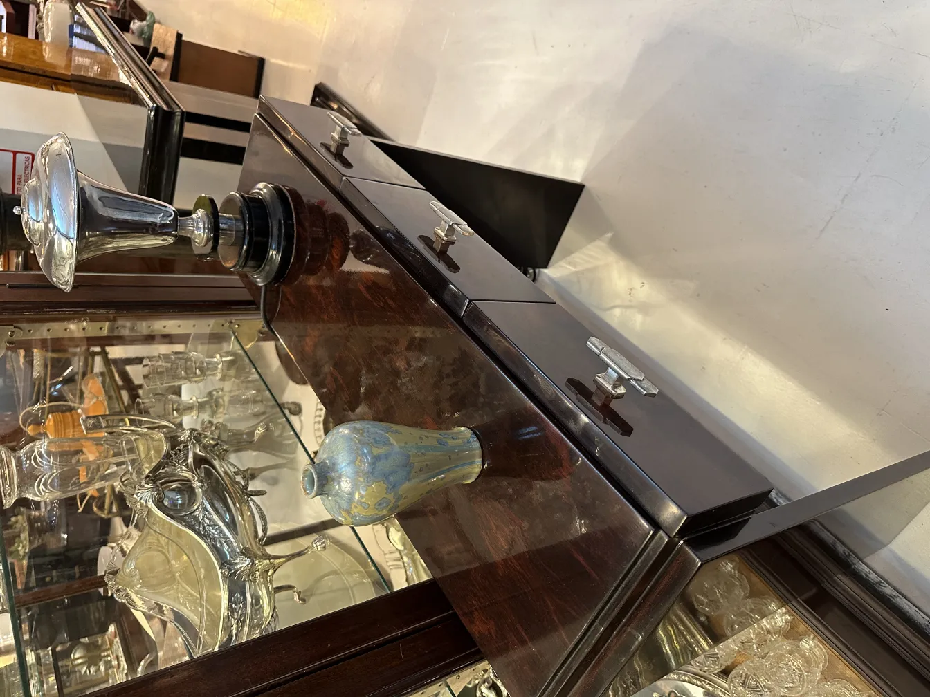 антикварная керамическая ваза с цветной отделкой в элегантной обстановке