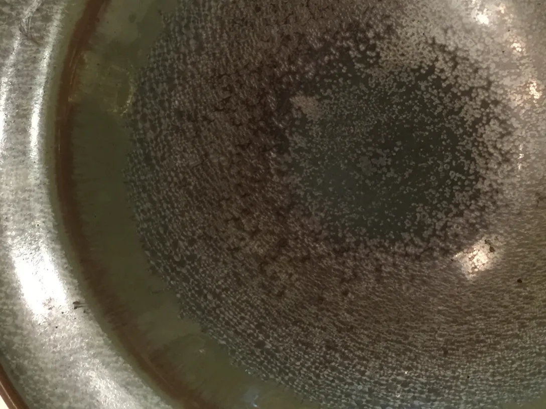 pieza decorativa de cerámica antigua con detalles sutiles