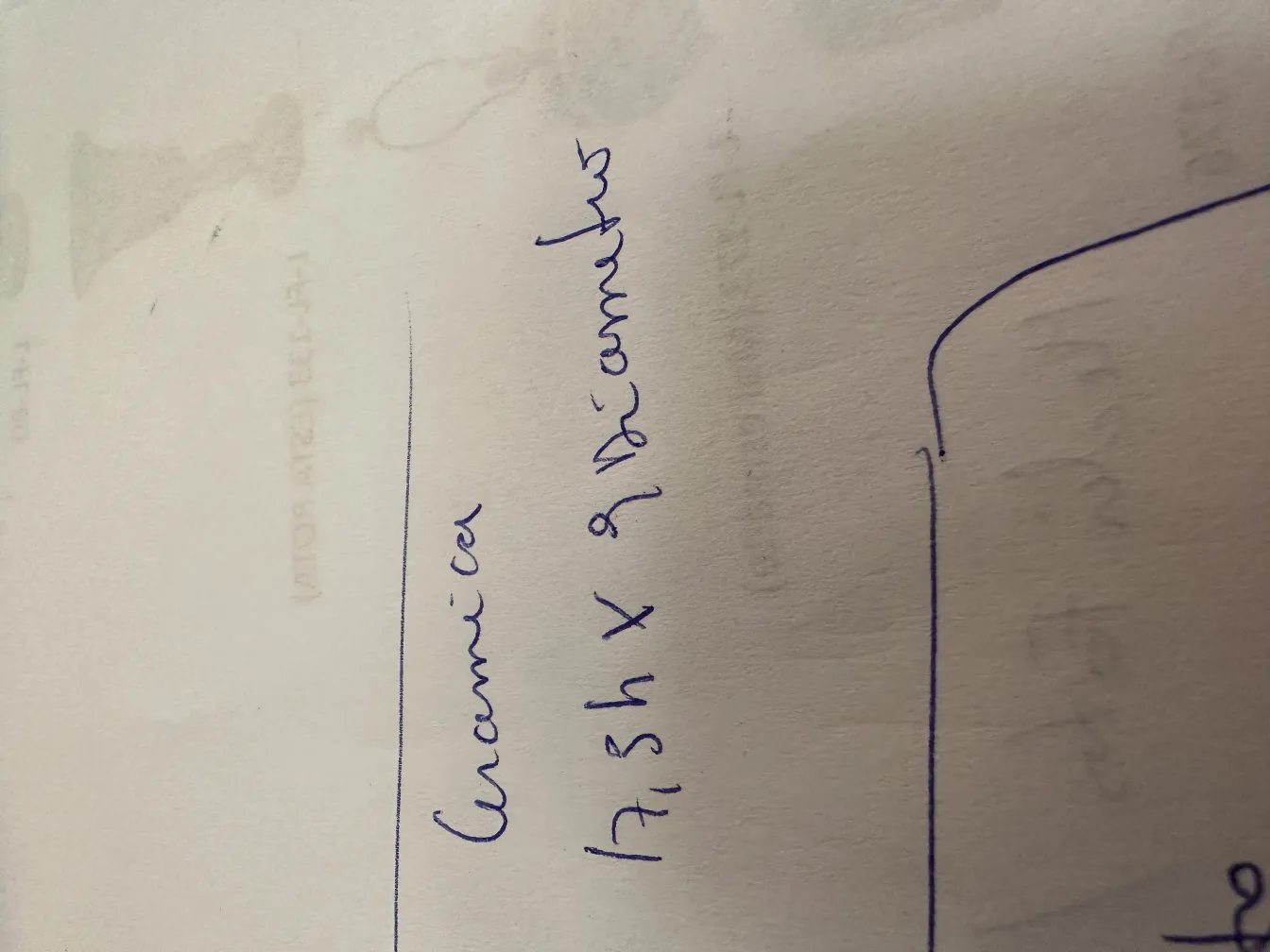 Peça de cerâmica antiga artesanal com detalhes únicos em fundo suave.