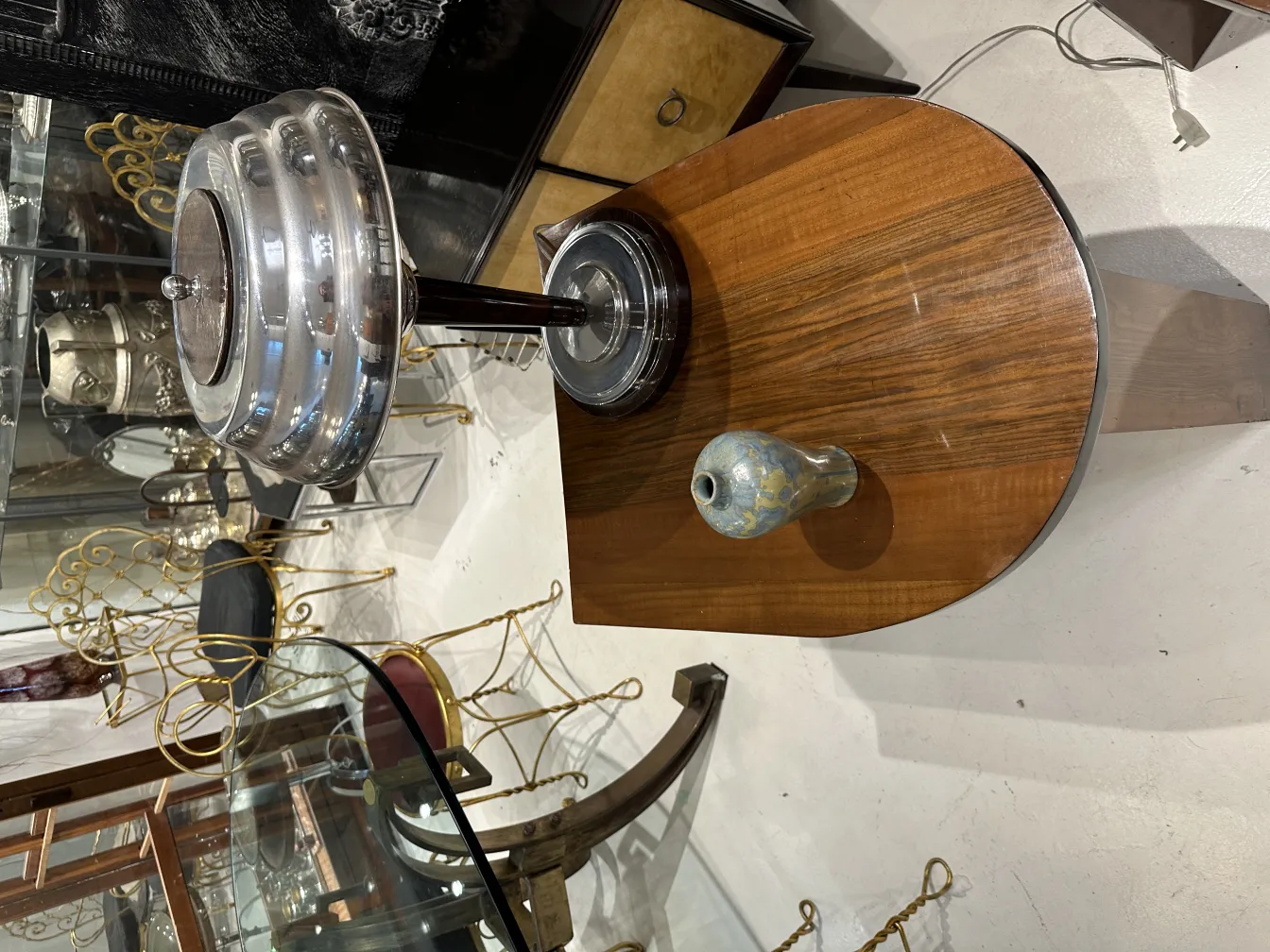 प्राचीन सिरेमिक के बर्तन में सुस्त सजावट