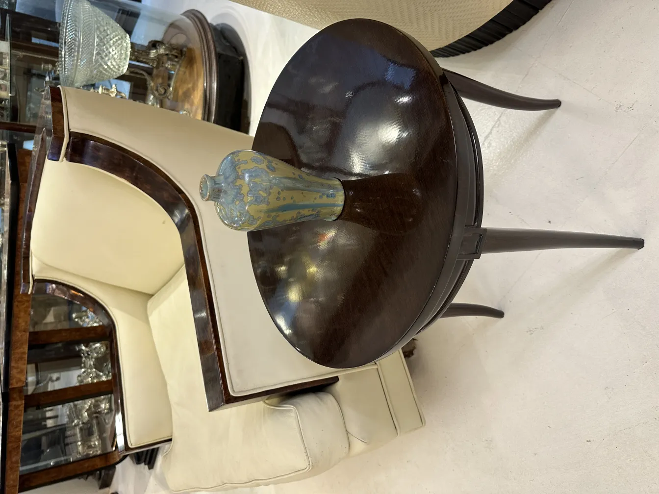 Ceramica antica decorativa su un tavolo rotondo.