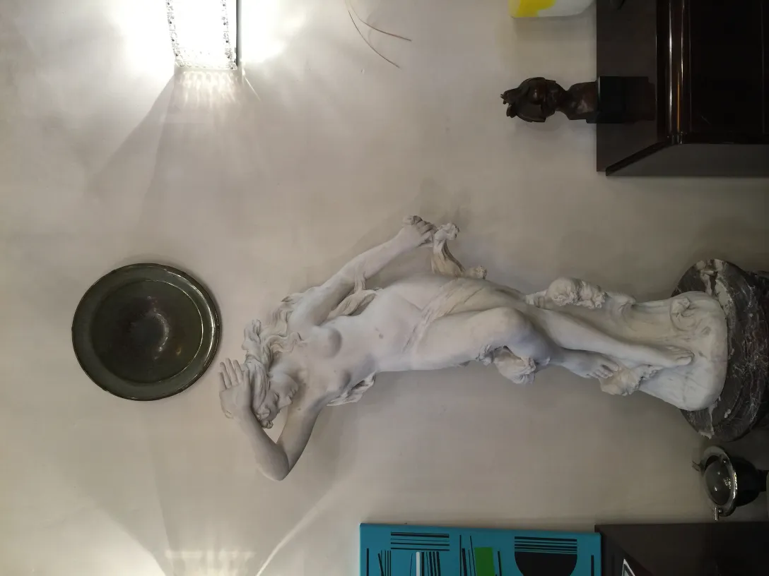 Estátua antiga de cerâmica com detalhes ornamentais