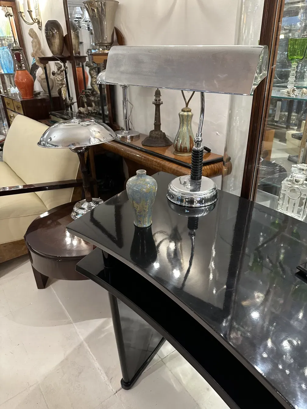 pequeno vaso de cerâmica decorativa em cenário antigo