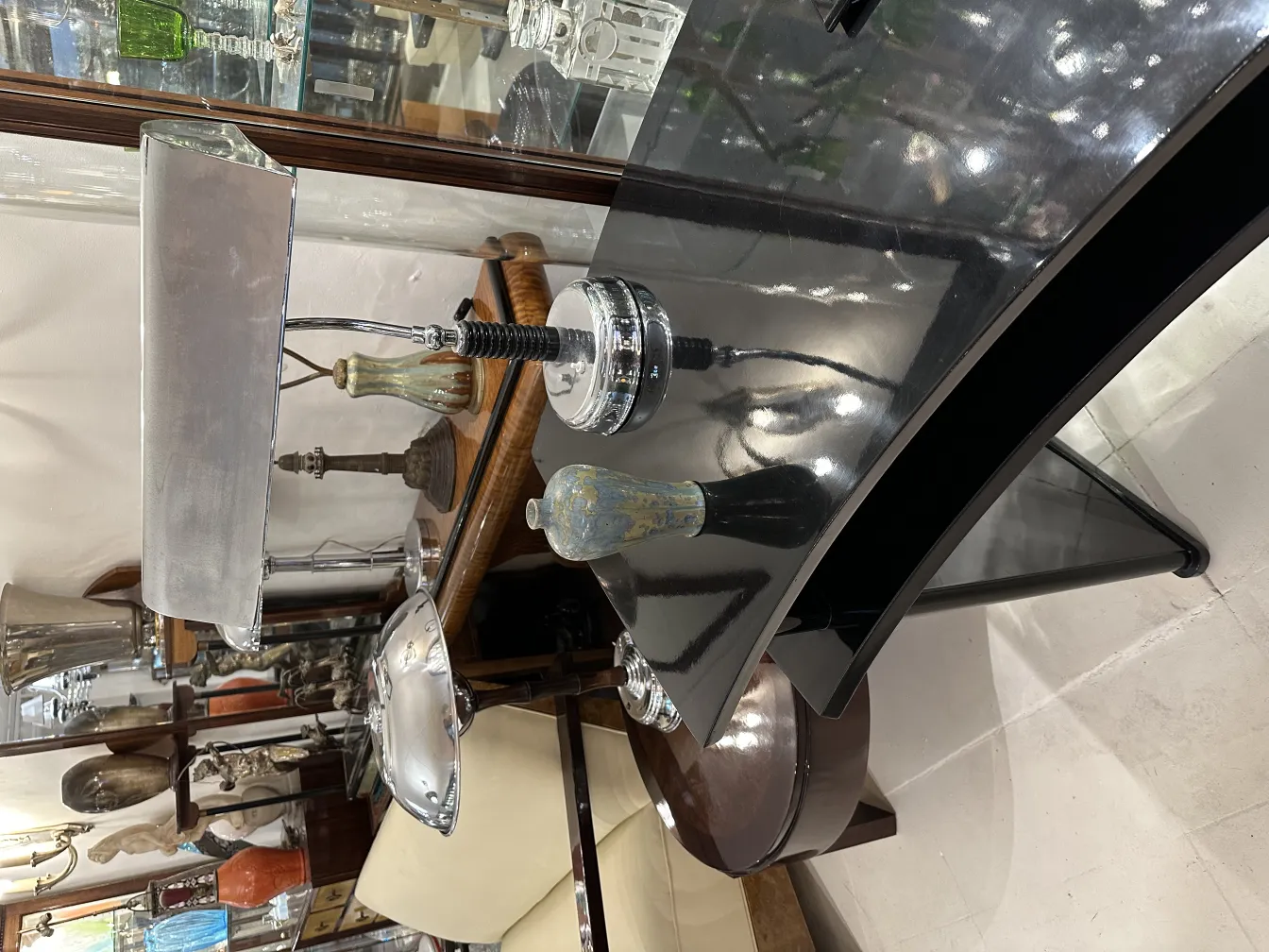 ceramica antica con decorazioni colorate e forma elegante in un ambiente di antiquariato