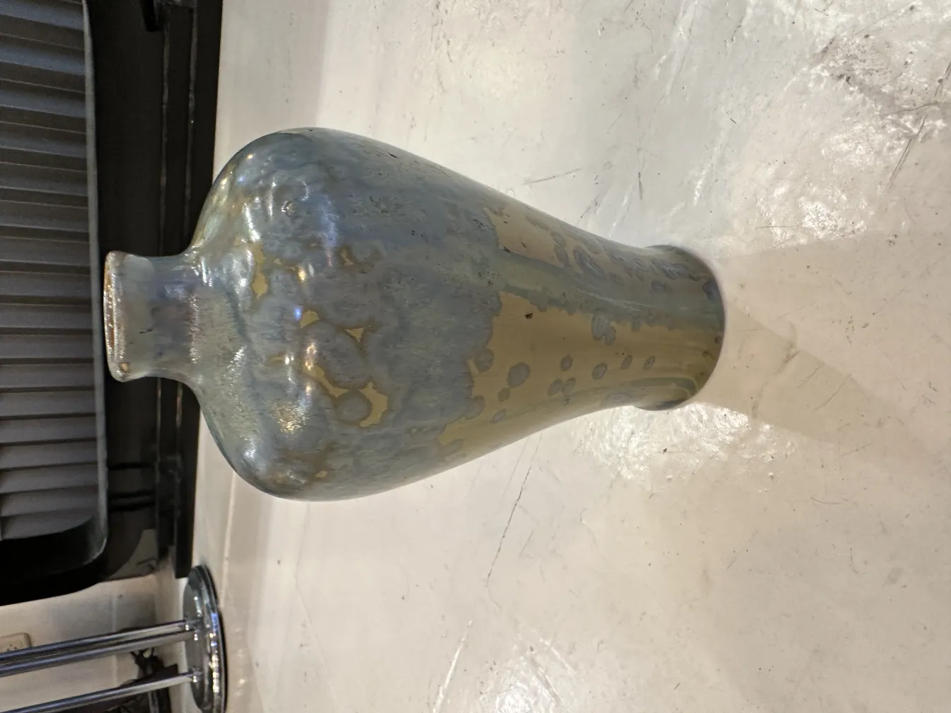 jarrón antiguo de cerámica con detalles decorativos en tonos azul y dorado