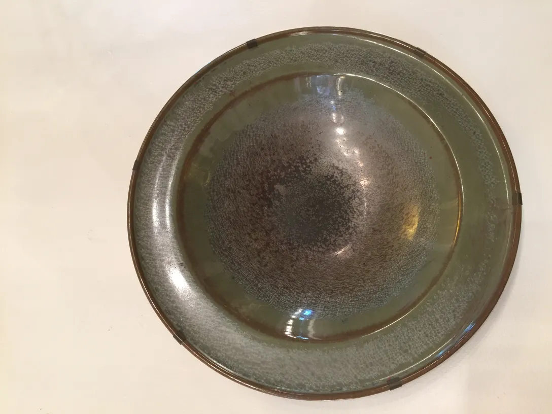 古代陶器の楕円皿、表面は茶色と緑色のさまざまな色合い