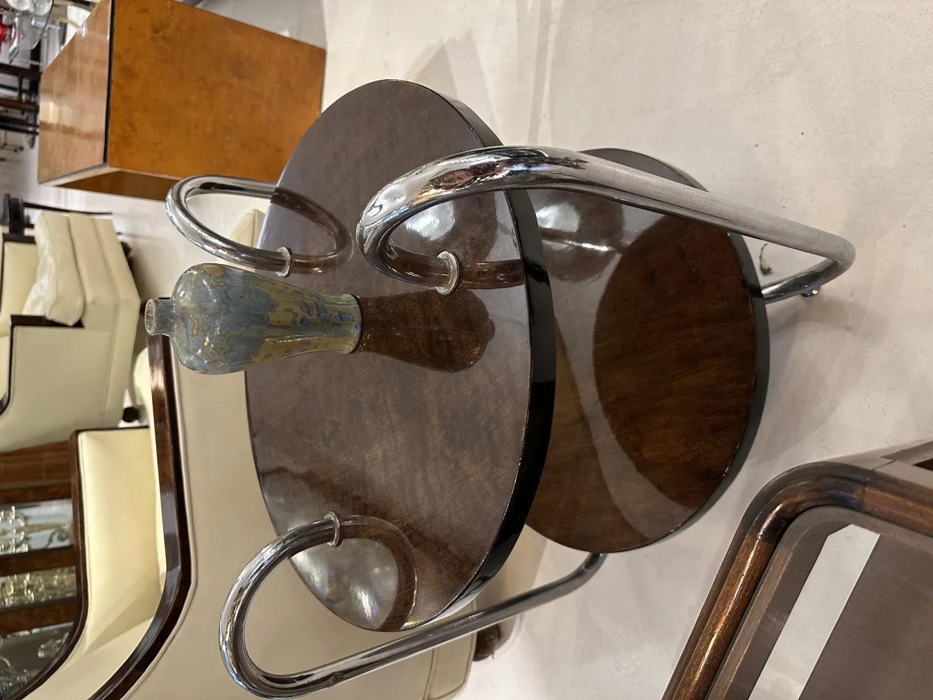 ancienne céramique décorative avec des formes élégantes et des couleurs vives dans un cadre accueillant.