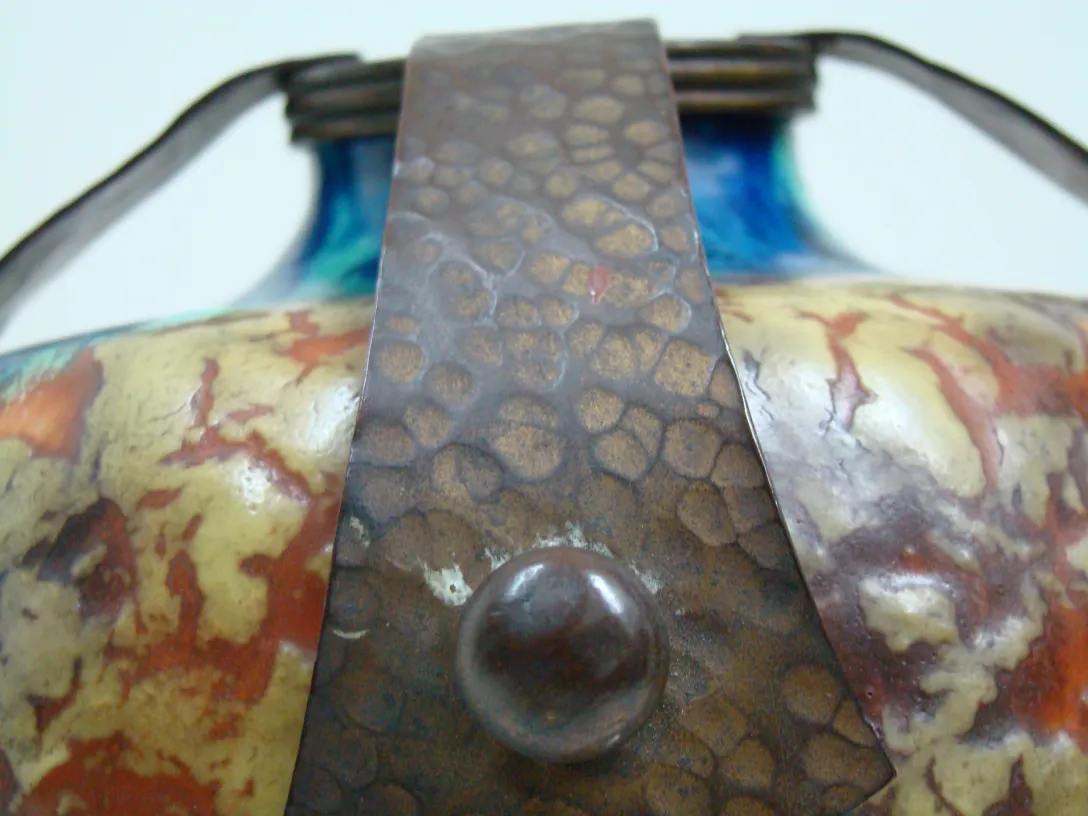 dettagli colorati e motivi sulla ceramica antica