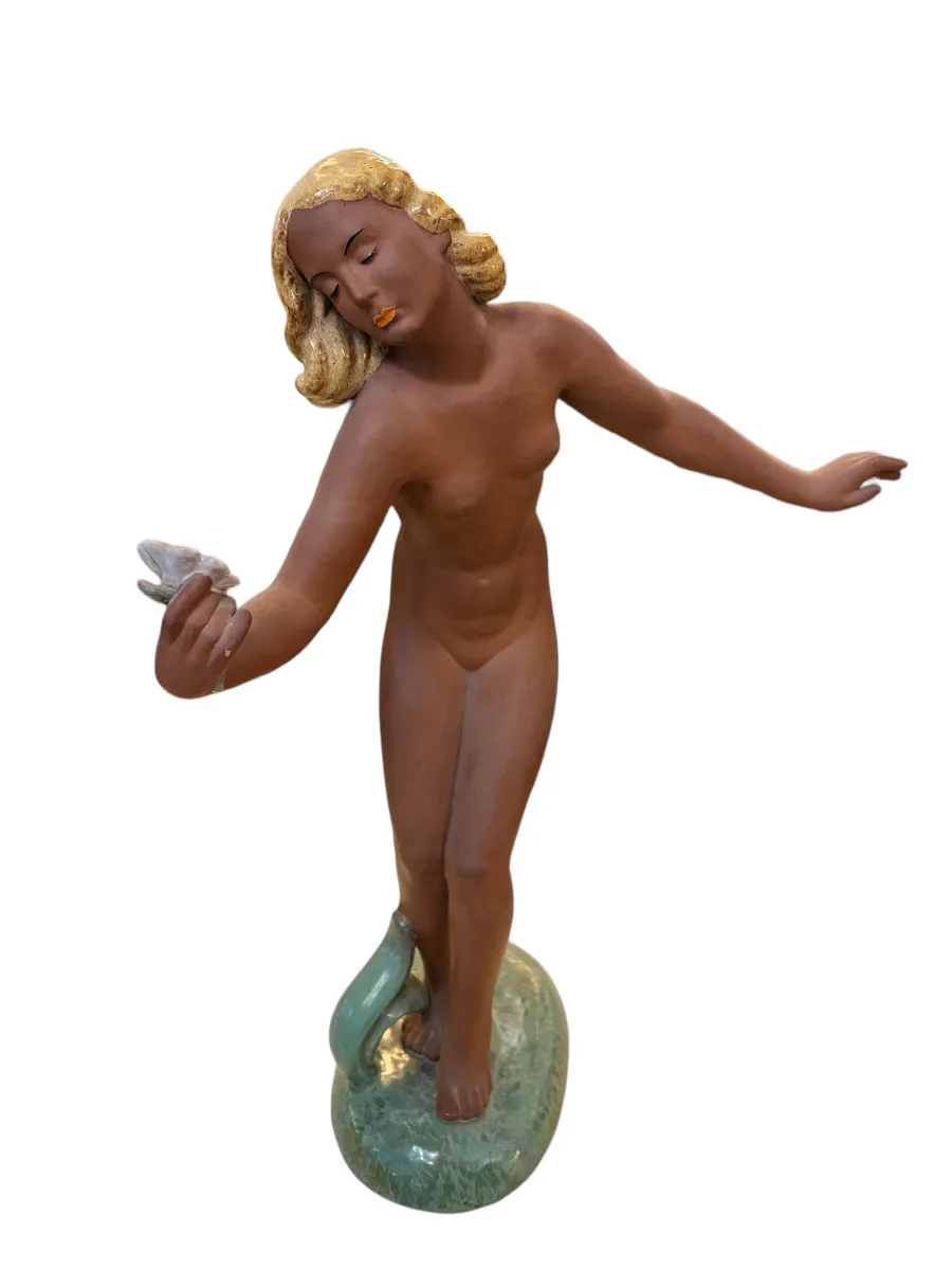 escultura de cerâmica antiga representando uma mulher com um peixe