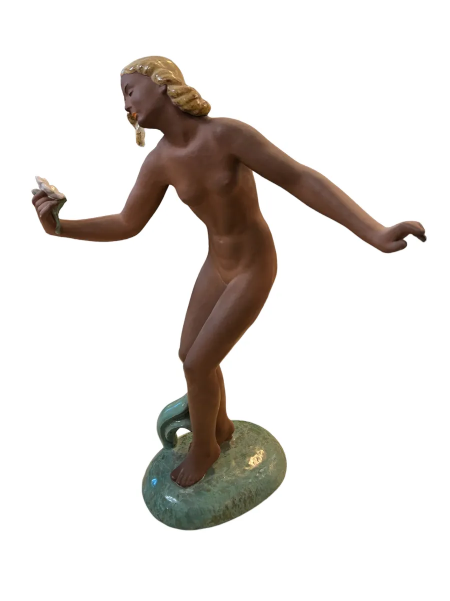 escultura antiga de cerâmica representando uma mulher em pose estilizada