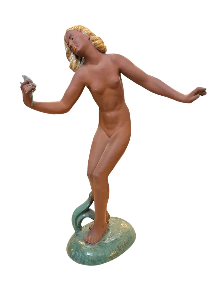 escultura antiga de cerâmica com figura feminina
