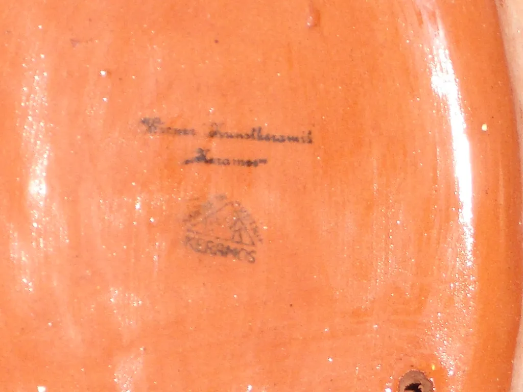 Ceramica antica con dettagli unici e lucentezza morbida