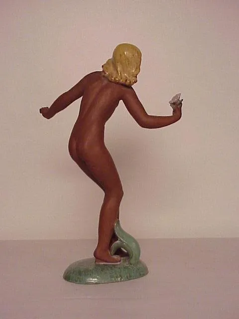 Figura ceramica antica di donna nuda in posa artistica