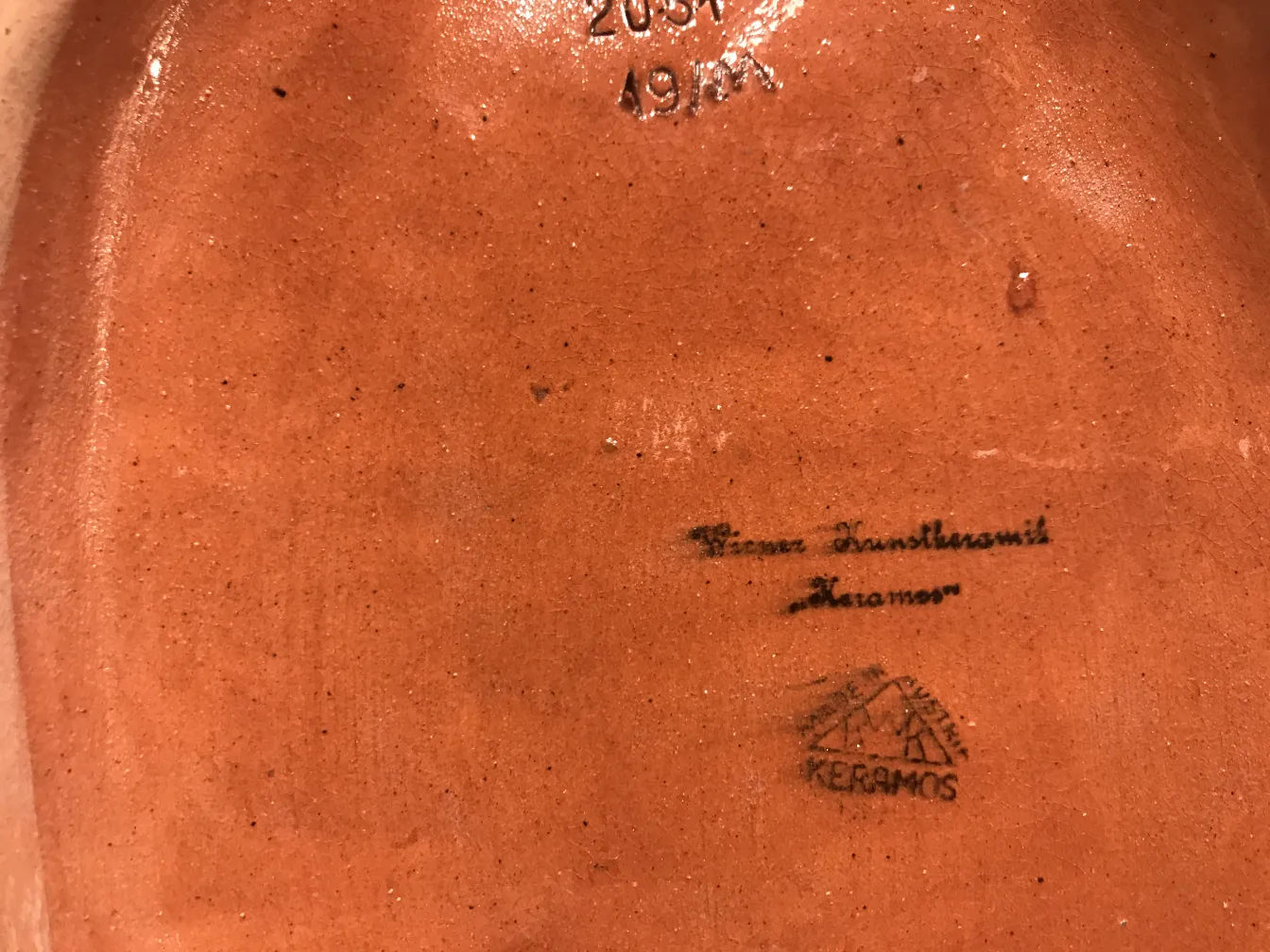 céramique ancienne avec des détails décoratifs clairs