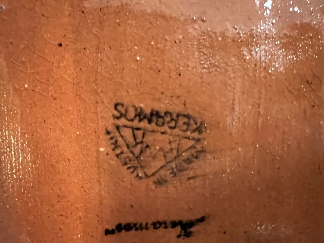 독특한 장식과 부드러운 질감을 가진 고대 도자기.