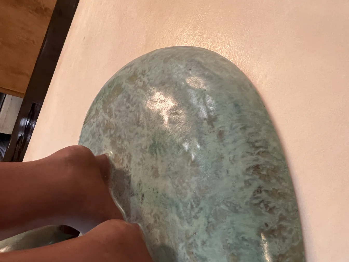 独特な質感のある緑色の古い陶器