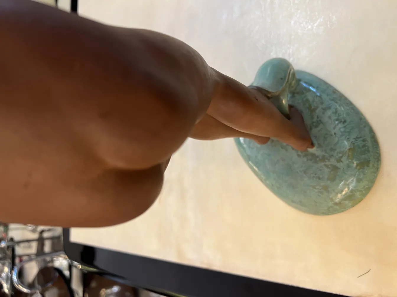 accessorio in ceramica antico con dettagli decorativi verdi