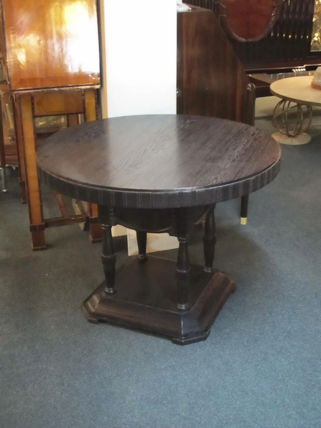 antiker tisch von jean michel frank für 2 personen mit eleganten details in klassischer umgebung