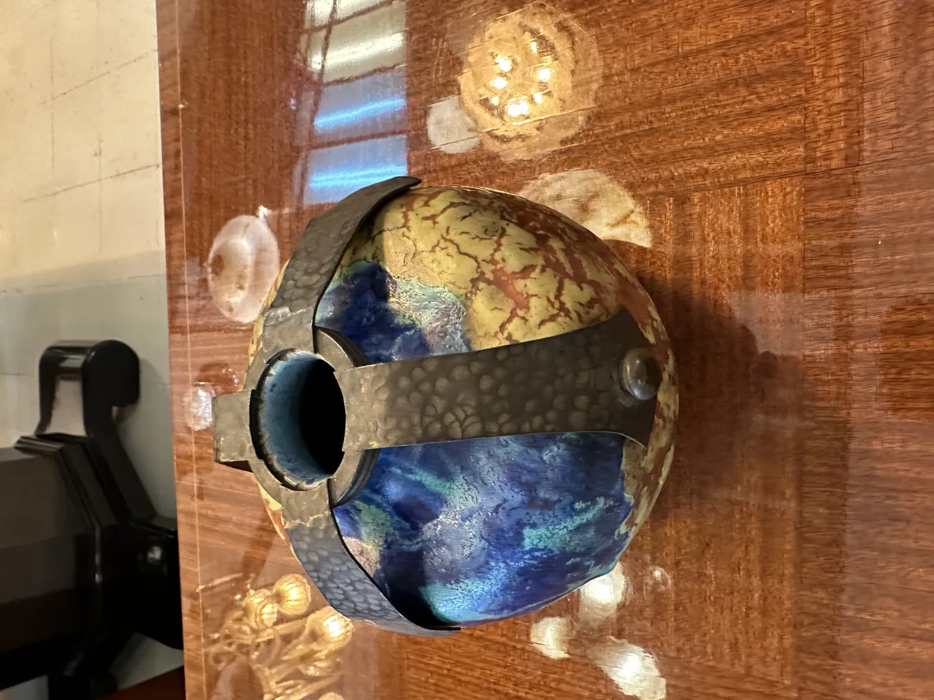 Esfera decorativa de cerámica antigua con diseño colorido