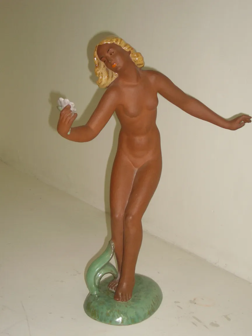 escultura de cerâmica antiga de figura feminina com base detalhada