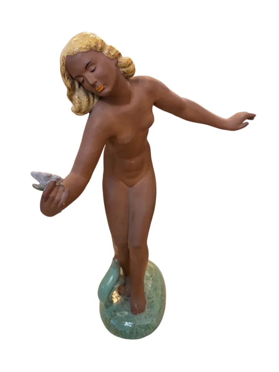 Antigua escultura de cerámica de mujer sosteniendo un pájaro