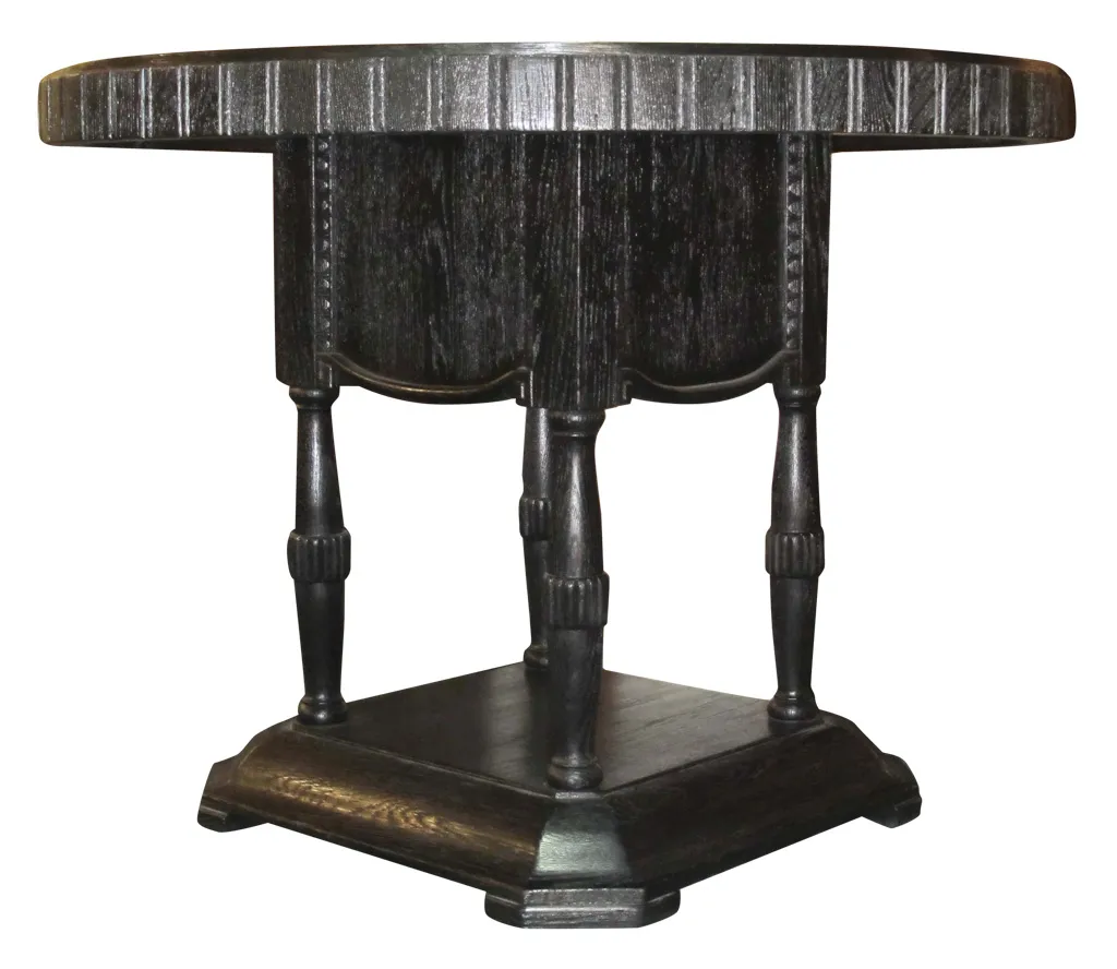 Table antique avec détails sculptés, idéale pour 2 personnes dans un cadre classique.