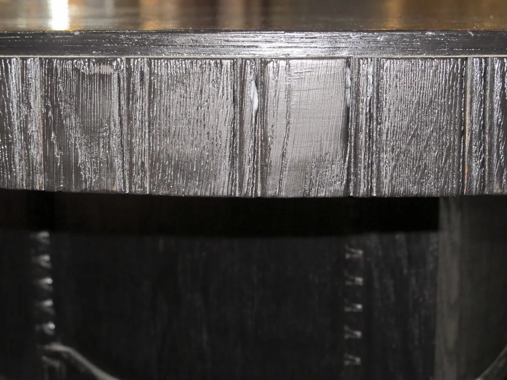 Mesa antiga de madeira para duas pessoas, com detalhes na superfície.