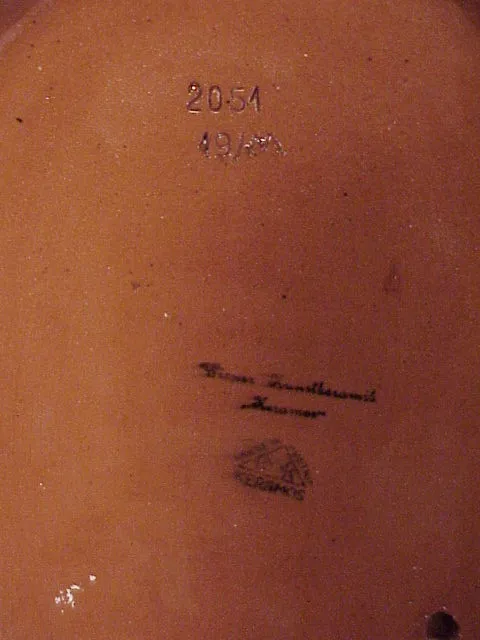 Antike Keramik mit geprägtem Muster und künstlerischen Details.