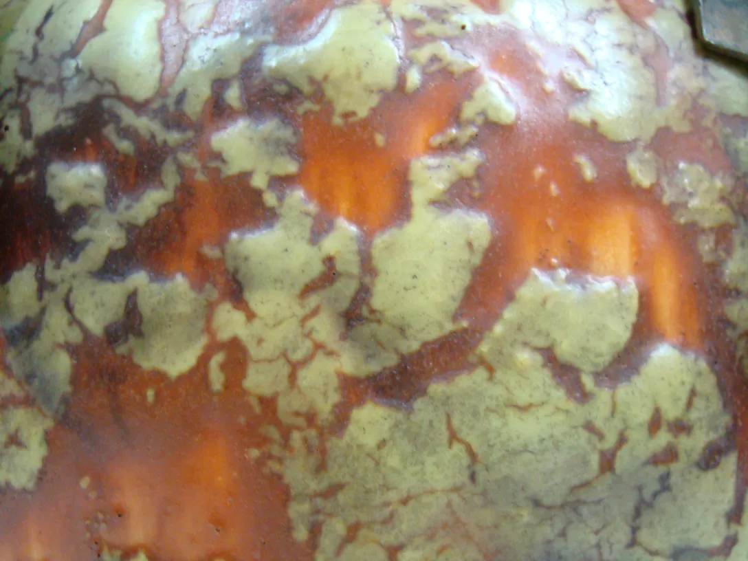 diseño de cerámica con tonos naranjas y amarillos