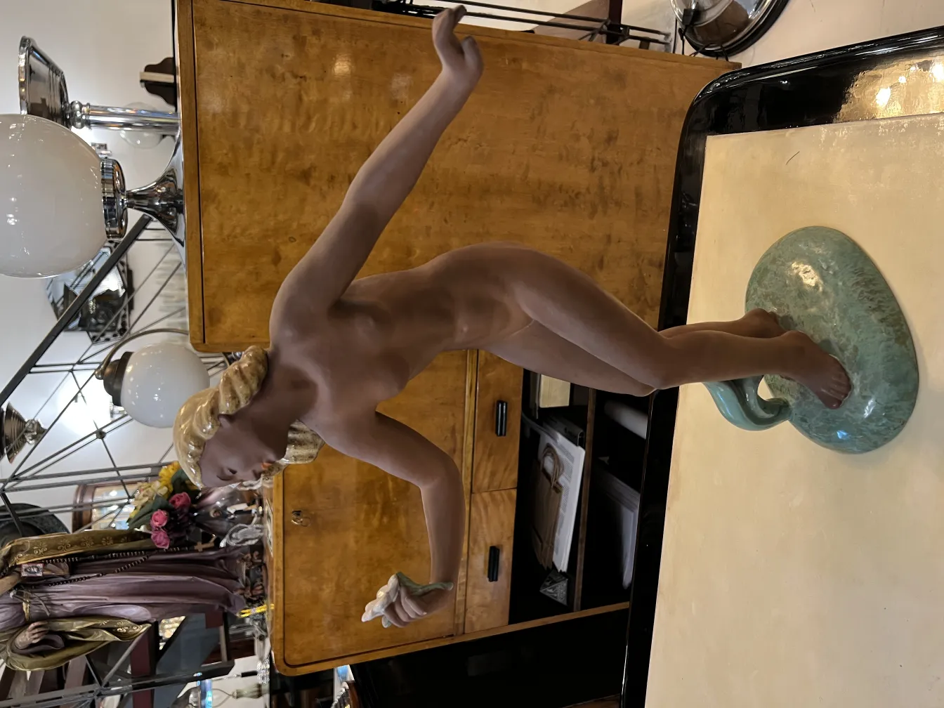 प्राचीन मूर्तिकला जिसमें एक गतिशील महिला की आकृति है