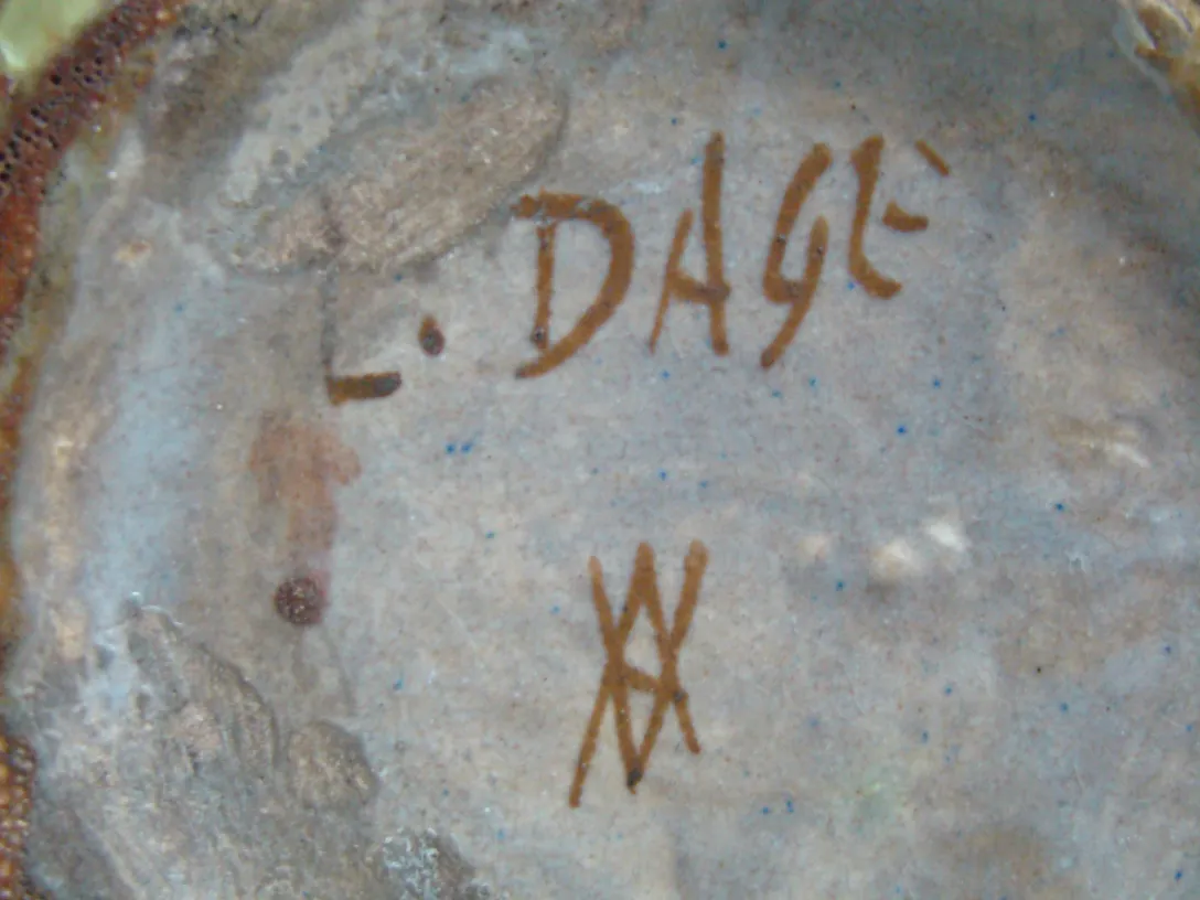 dettaglio di ceramica antica con decorazioni uniche e firma