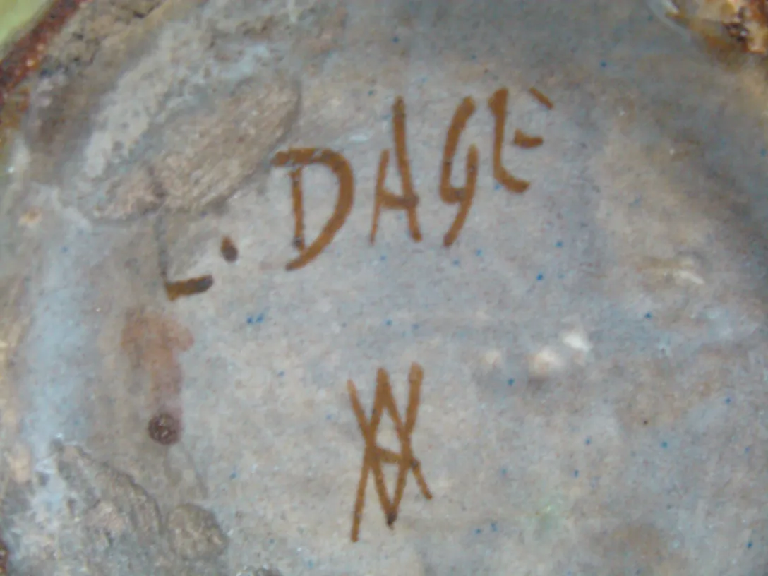 古老的陶瓷作品，带有不规则风格的刻字，背景柔和，颜色以土色为主。