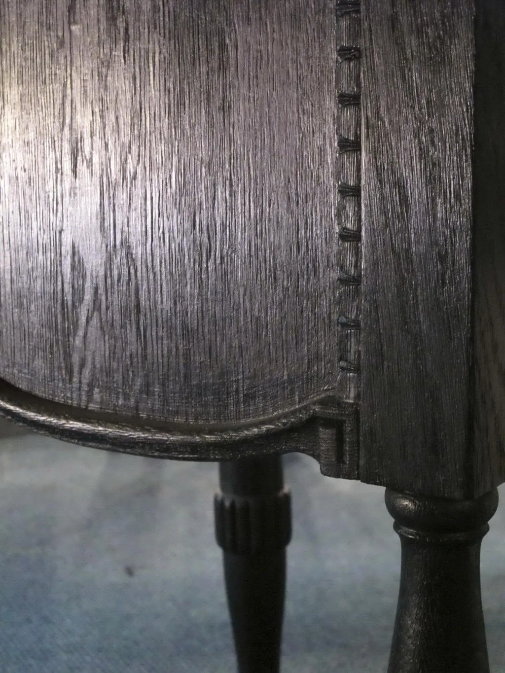 Mesa antiga para dois, com design elegante e acabamento escuro.