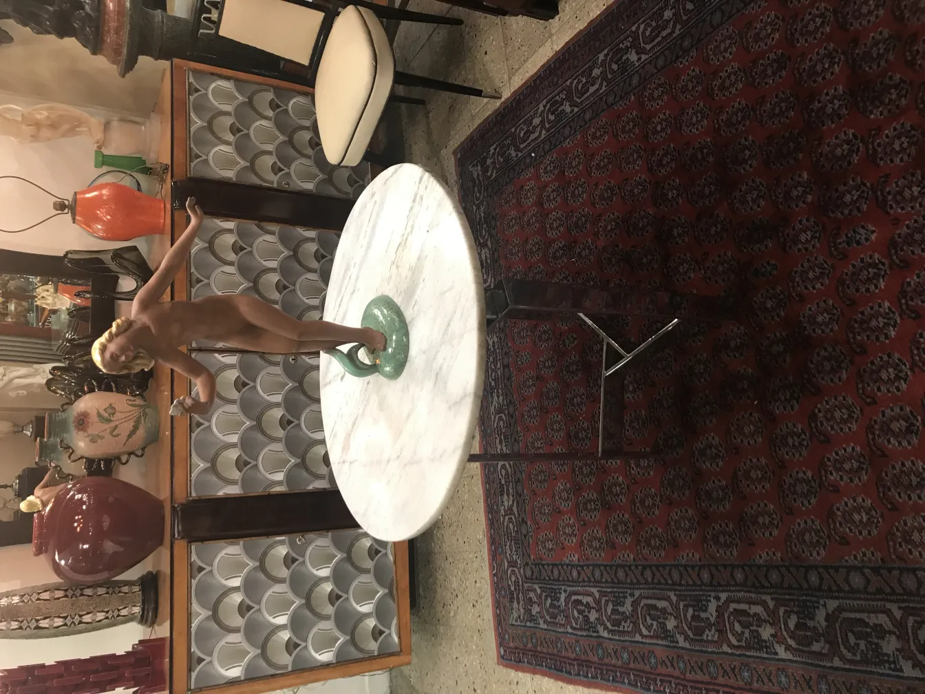 Figure en céramique ancienne de style art déco, dans un fond décoratif élégant.